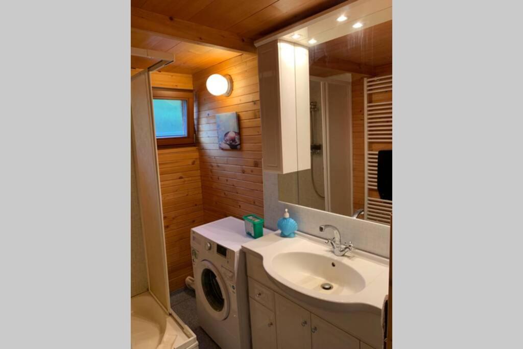 Houseboat - Beacon Of Happiness Hotel Братислава Екстериор снимка